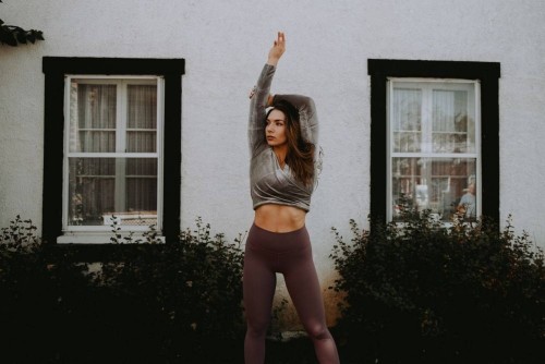 010 : POURQUOI TU DEVRAIS PORTER DES VÊTEMENTS QUI SONT DE LA TAILLE DE TON CORPS ACTUEL (ET TE DÉBARASSER DE TOUT CE QUI EST TROP PETIT OU TROP GRAND)