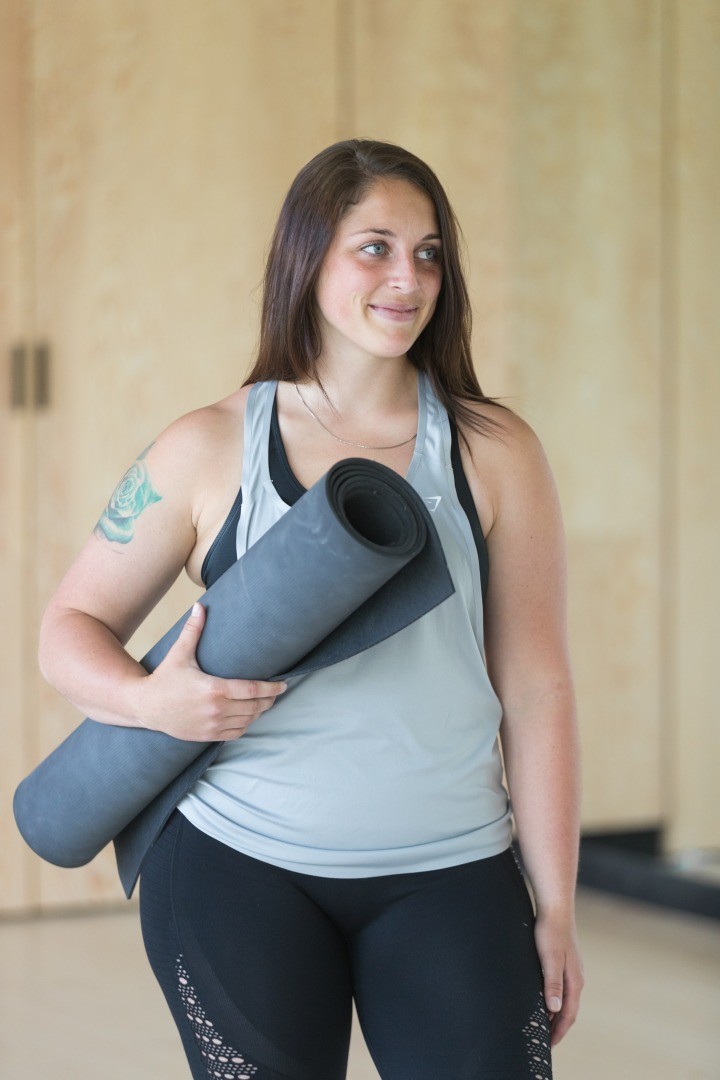 5 RAISONS POUR LESQUELLES LES FEMMES QUI S'ENTRAÎNENT SONT PLUS HEUREUSES